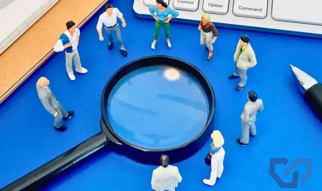 虫眼鏡を囲う人々