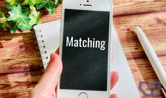 スマホにMatchingの文字が浮かんでいる