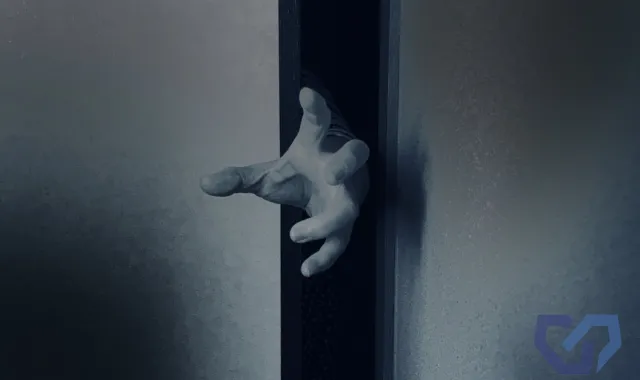 隙間から手を伸ばす