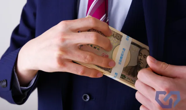 札束を懐におさめる悪徳弁護士