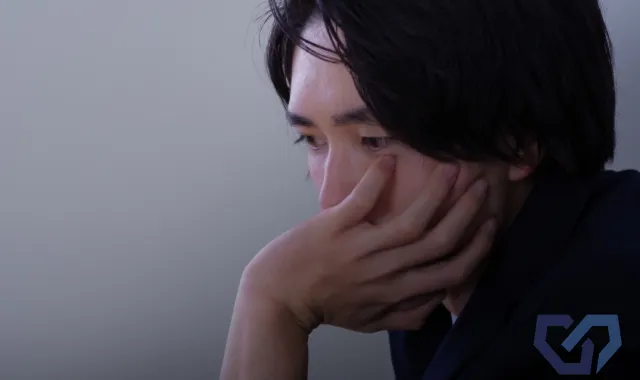 表情や言葉が不自然に変わる