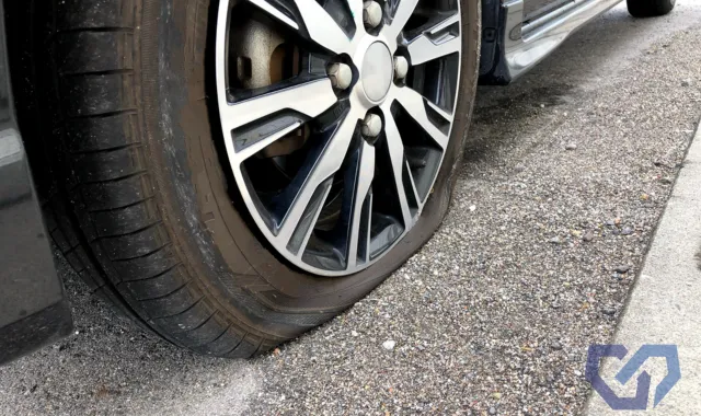 パンクしたシルバーの車