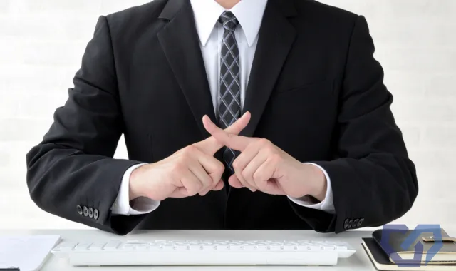 目の前にばってんを作る男性。