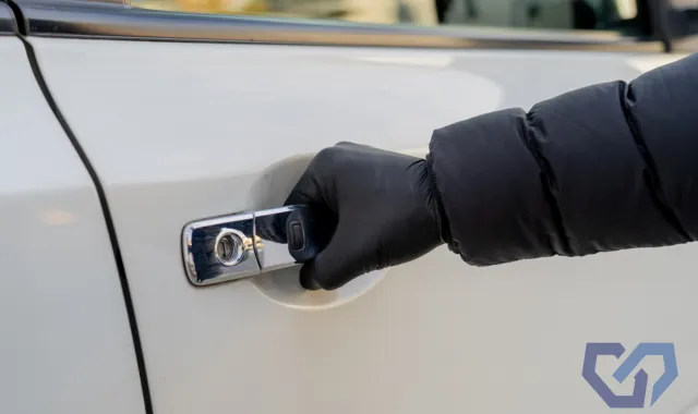 犯人がドアに手をかけている