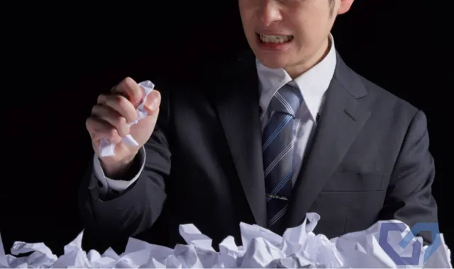 握りつぶされる