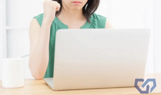 PCを見て怒る女性