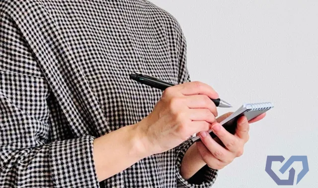 聞き込み調査をする探偵