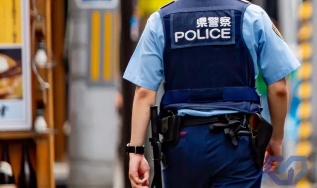 警官の後ろ姿
