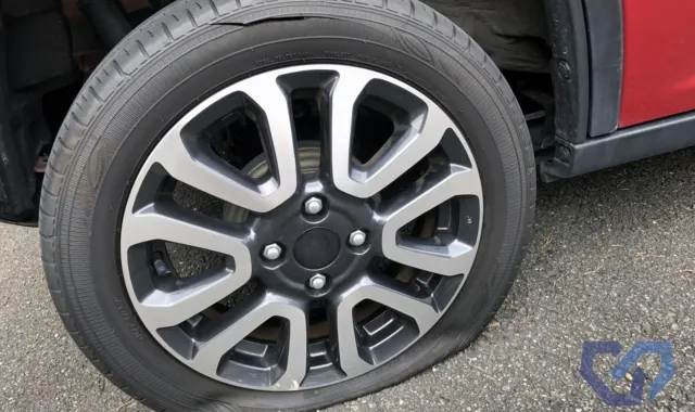 パンクした赤い車