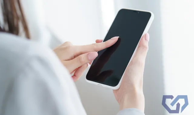 スマホ操作する女性