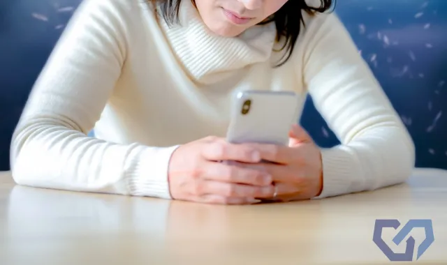 スマホと睨めっこをする女性