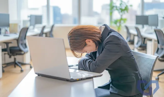 うなだれる女性