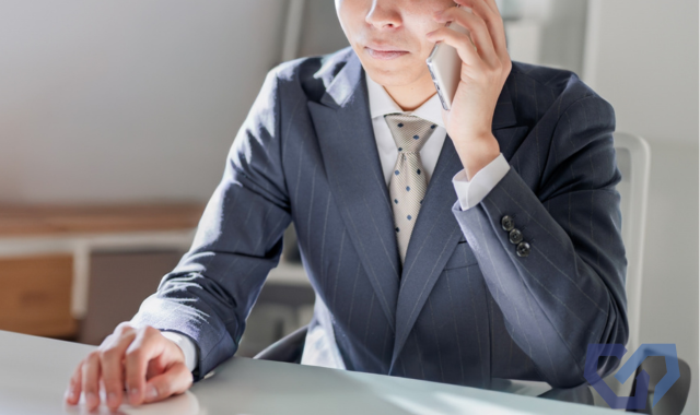 電話している男性