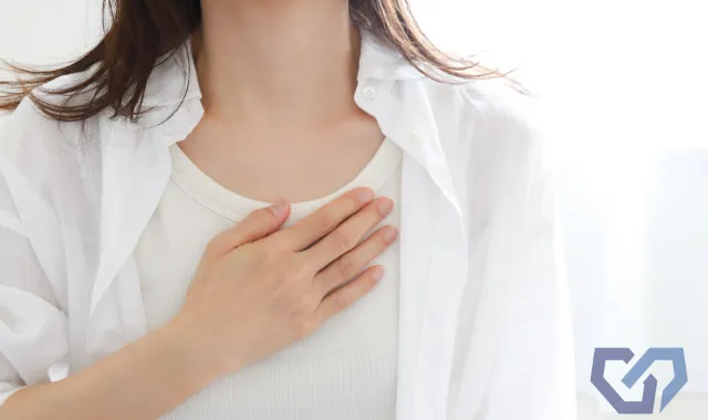 胸に手を当てる女性