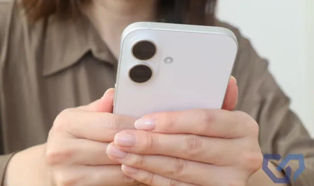 スマホを見る女性