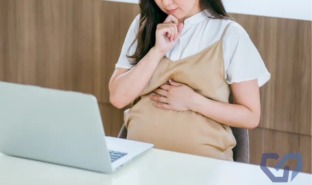 PCに向き合う妊婦