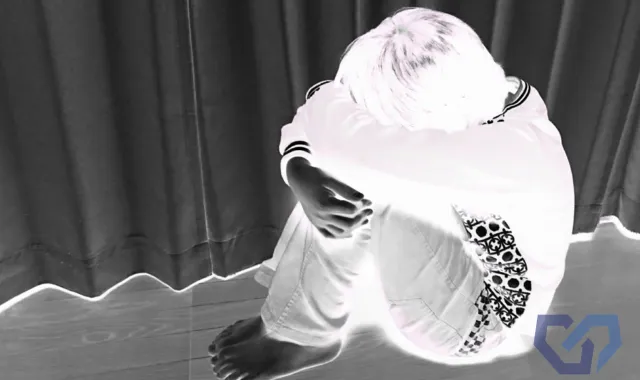 うずくまる少年