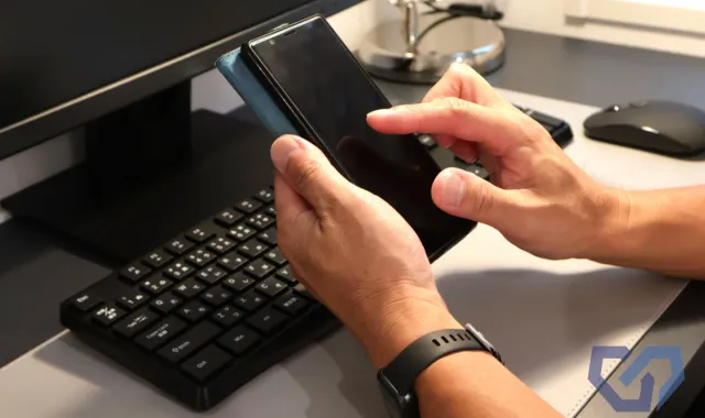 スマホ操作する手