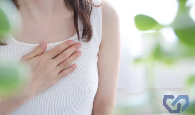 胸に手を当てる女性