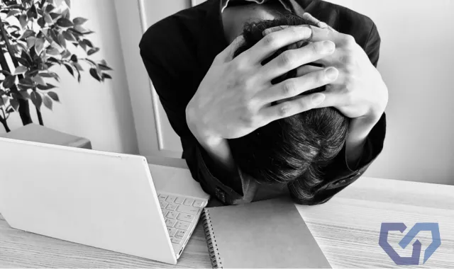 頭を抱える男性