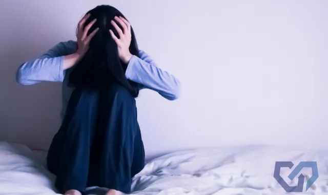 頭を抱える女性