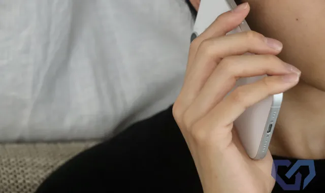 電話をする男性