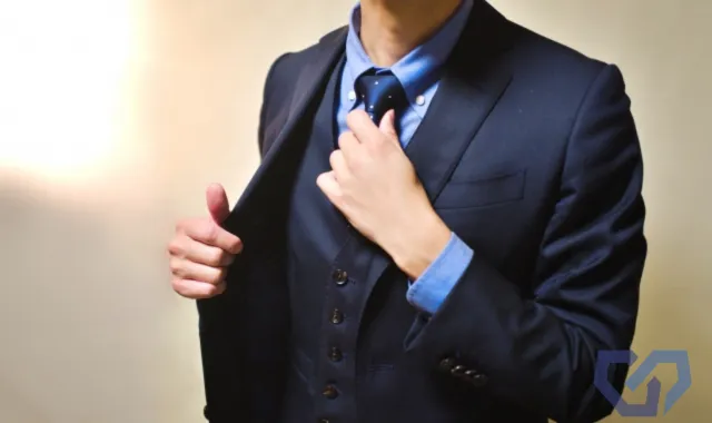 スーツを着たホストの男性