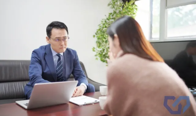 探偵事務所に相談する女性