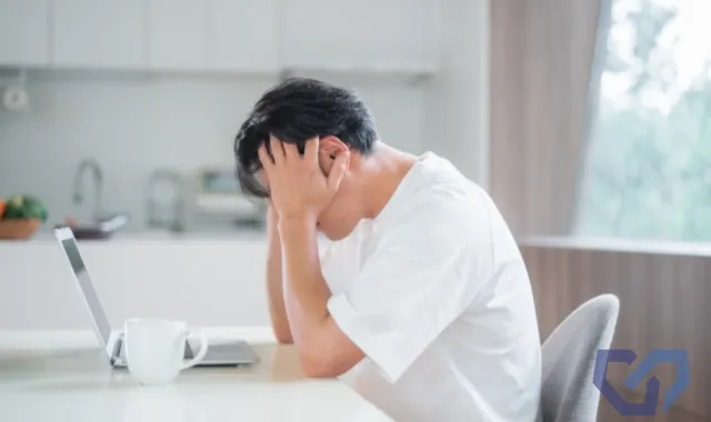 頭を抱える男性