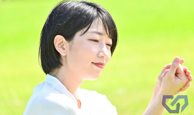 晴れやかな表情の女性