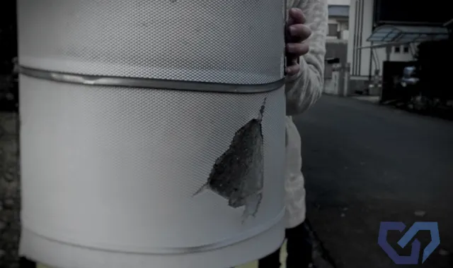 電信柱に隠れてストーカーする女性