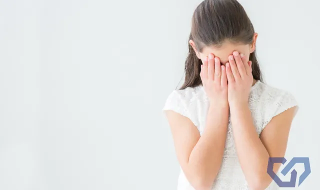顔を覆う女の子