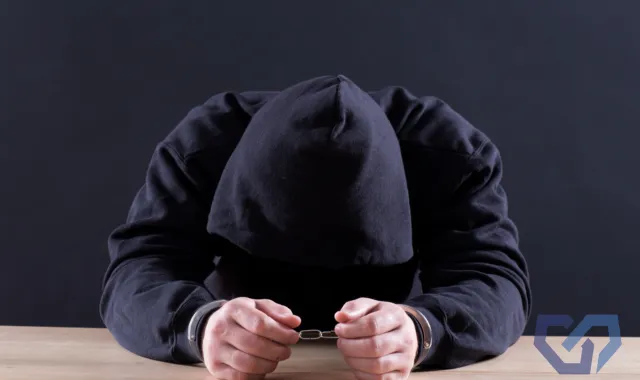 うなだれる犯罪者