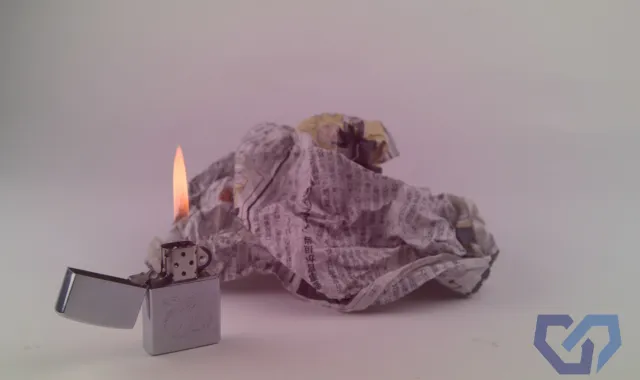 新聞紙とライター