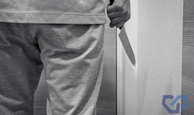 刃物を持つ男性