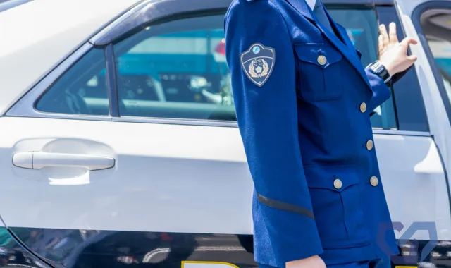 警察官とパトカー