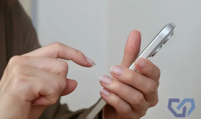 スマホを触る手