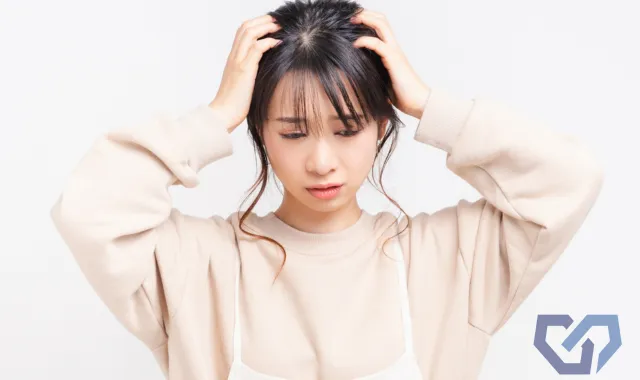 頭をかかえる女性