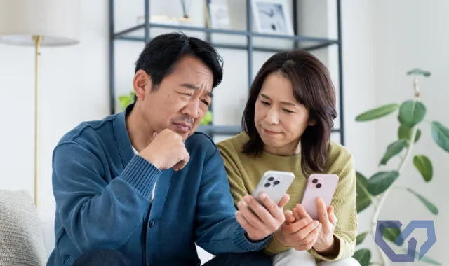 口コミを確認する夫婦