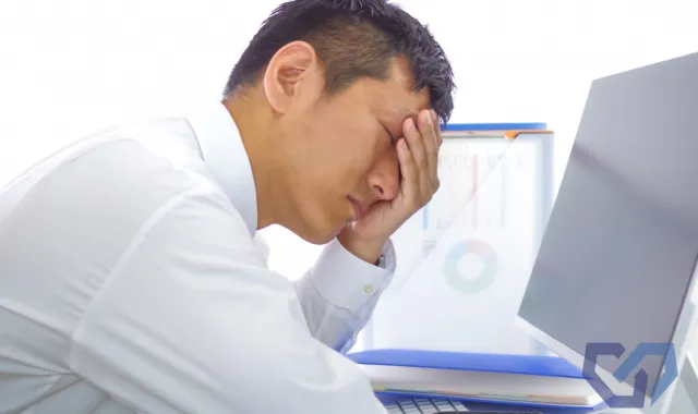 デスクで疲れている人