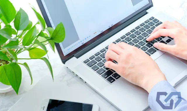 ノートPCでセミナーを受講する人