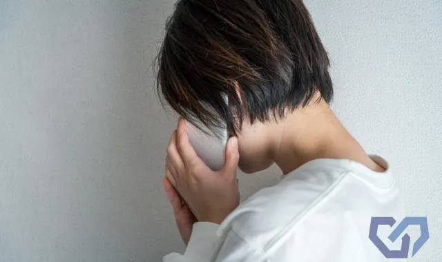 洗脳加害者と電話をしている