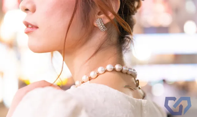 ナイトワークで働く女性の口元