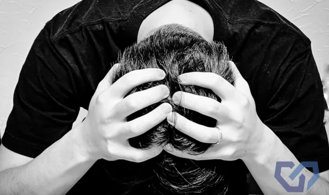 頭を抱える男性