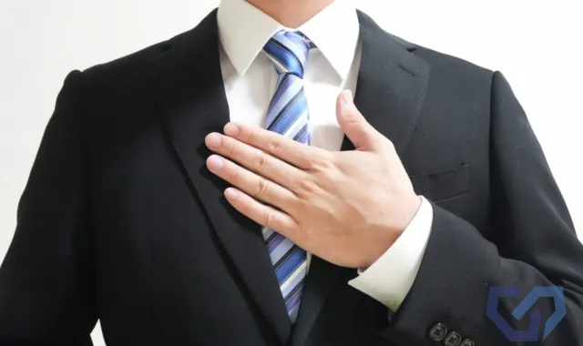 胸に手をあてる