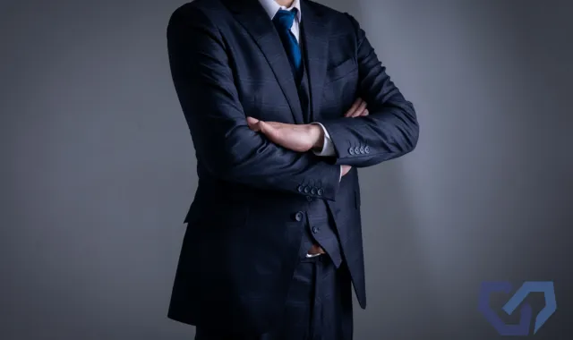 腕を組むサラリーマン