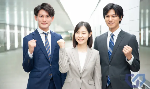 スーツ姿の三人