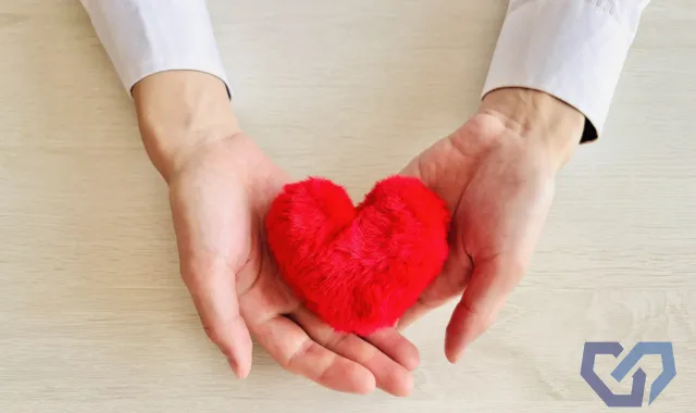 ハートを持つ手