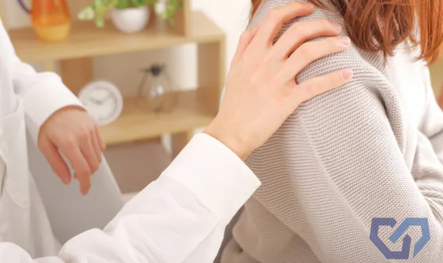 相手の肩に手を置く