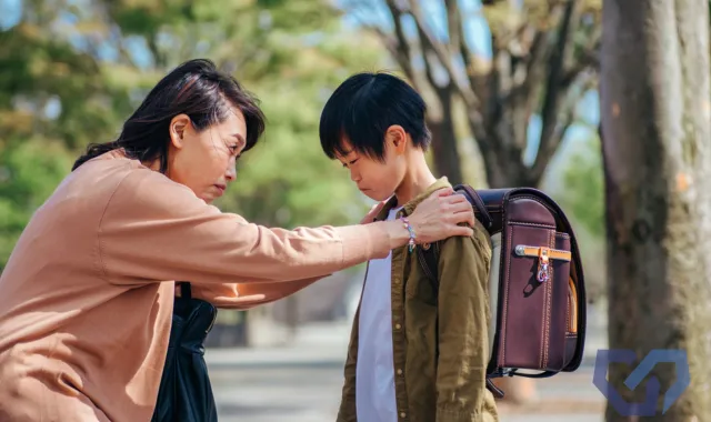 子どもを慰める大人